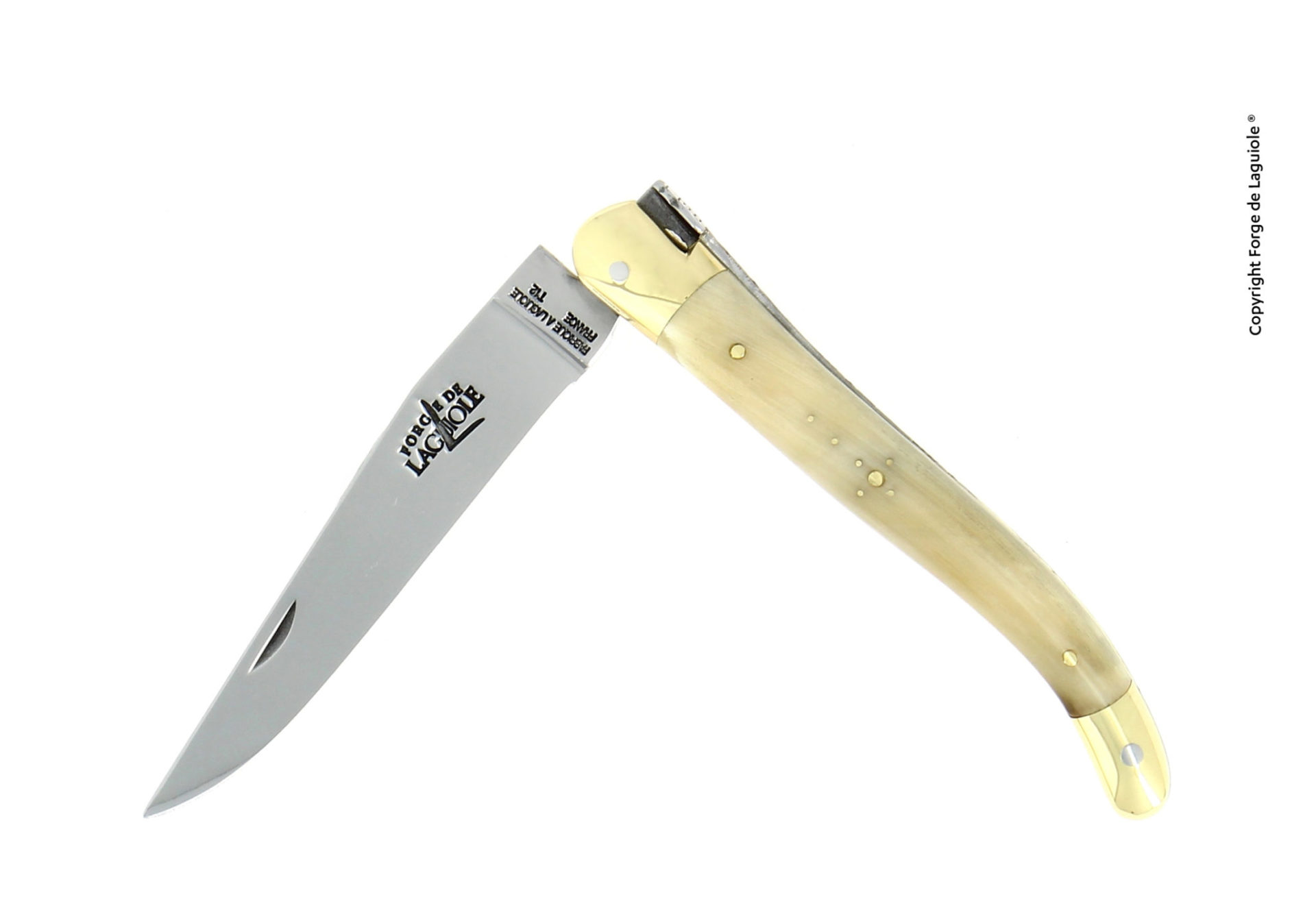 Klassisches Forge de Laguiole Taschenmesser mit poliertem Horngriff und scharfer Edelstahlklinge, geöffnet