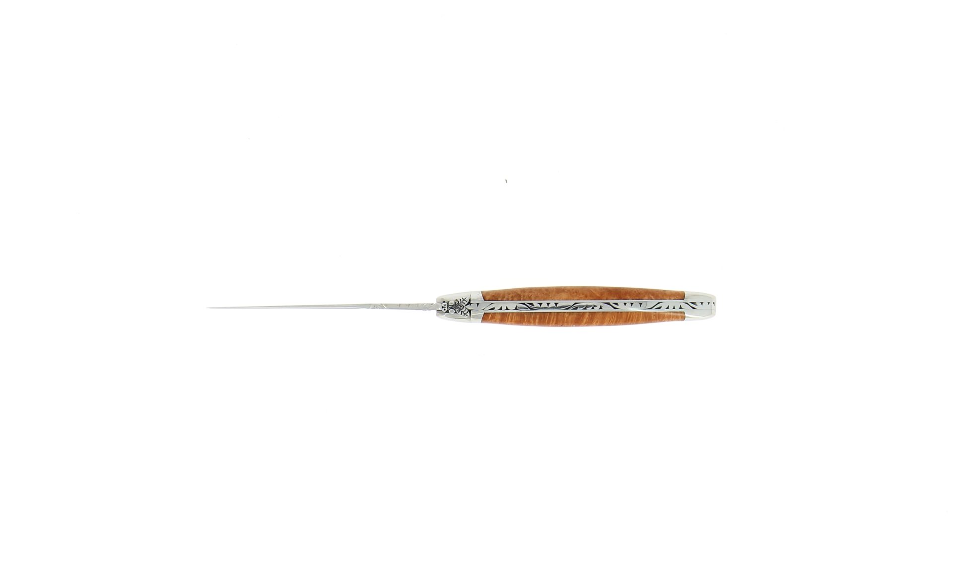 Detailansicht eines Laguiole Taschenmessers mit Holzgriff und feinen Gravuren auf dem Rücken, seitlich fotografiert