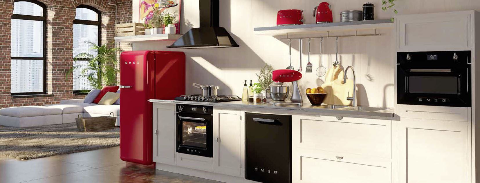 Helle Loftküche mit weißen Möbeln und roten SMEG Elektrogeräten, darunter Kühlschrank, Backofen, Küchenmaschine und Toaster