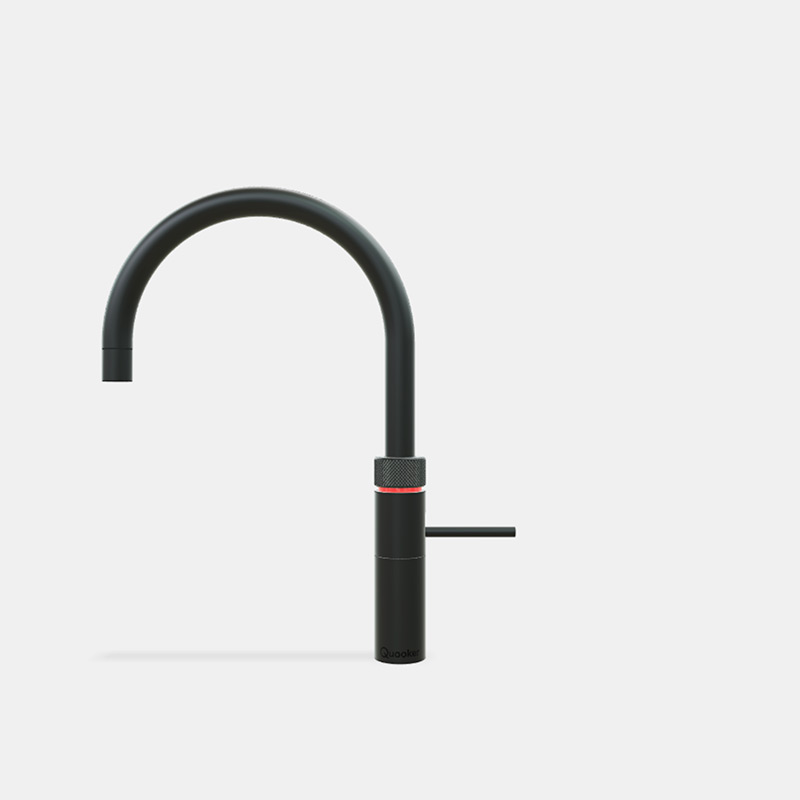 Moderne schwarze Küchenarmatur von Quooker mit gebogenem Auslauf und seitlichem Bedienhebel auf weißem Hintergrund
