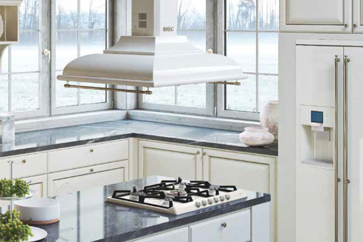 Elegante Küche mit Gas-Kochfeld, weißer Dunstabzugshaube, hellen Schränken und großem Kühlschrank mit Wasser- und Eisspender