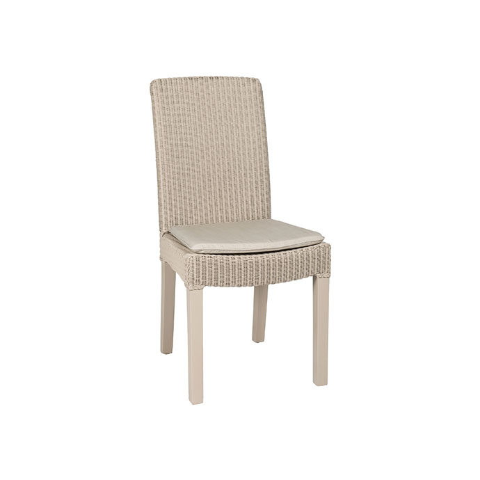 Beiger Gartenstuhl aus Polyrattan mit hoher Rückenlehne und abnehmbarem Sitzkissen, ideal für draußen