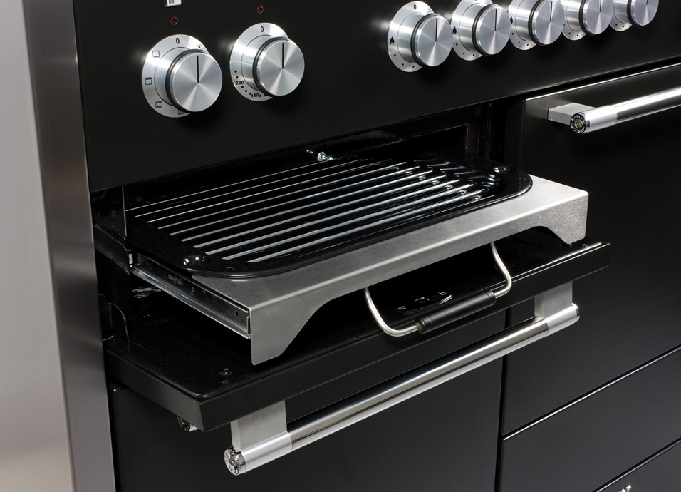 Detailansicht eines Einbau-Backofens mit herausgezogenem Grillrost, Edelstahlgriffen und mehreren Drehreglern