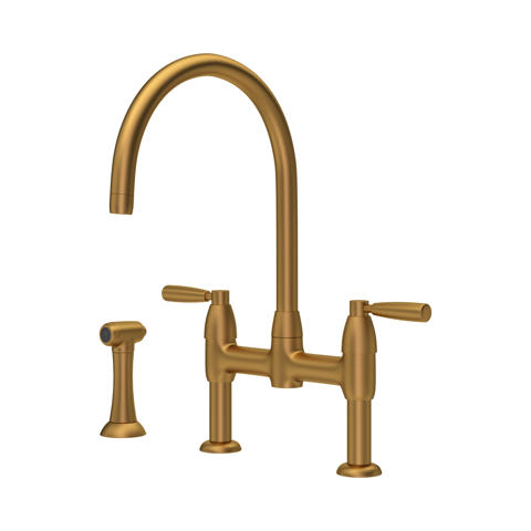 Elegante Küchenarmatur in Satin-Gold, Brückenform mit hohem Auslauf, zwei Griffen und separatem Seitensprüher – ideal für Spülbecken