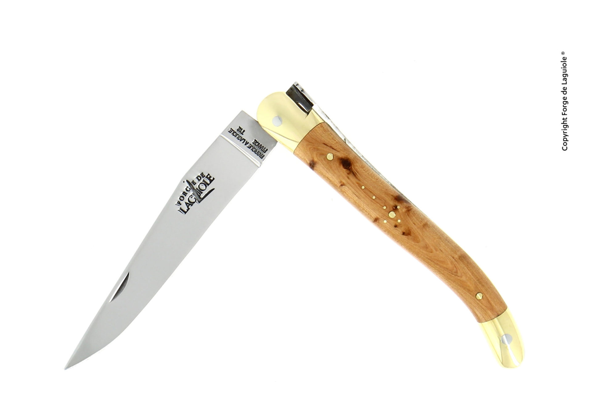 Elegantes Laguiole Taschenmesser mit Olivenholzgriff und glänzender Edelstahlklinge vor weißem Hintergrund