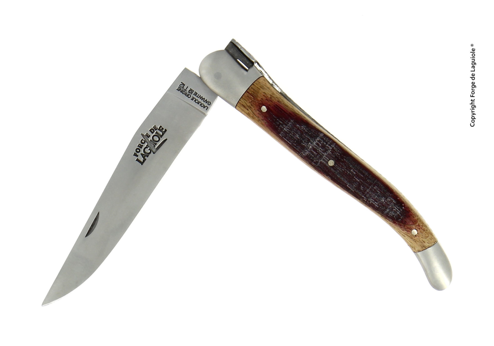 Auf dem Bild ist ein geöffnetes Laguiole Taschenmesser mit einer Klinge aus Edelstahl und einem Griff aus Holz zu sehen.