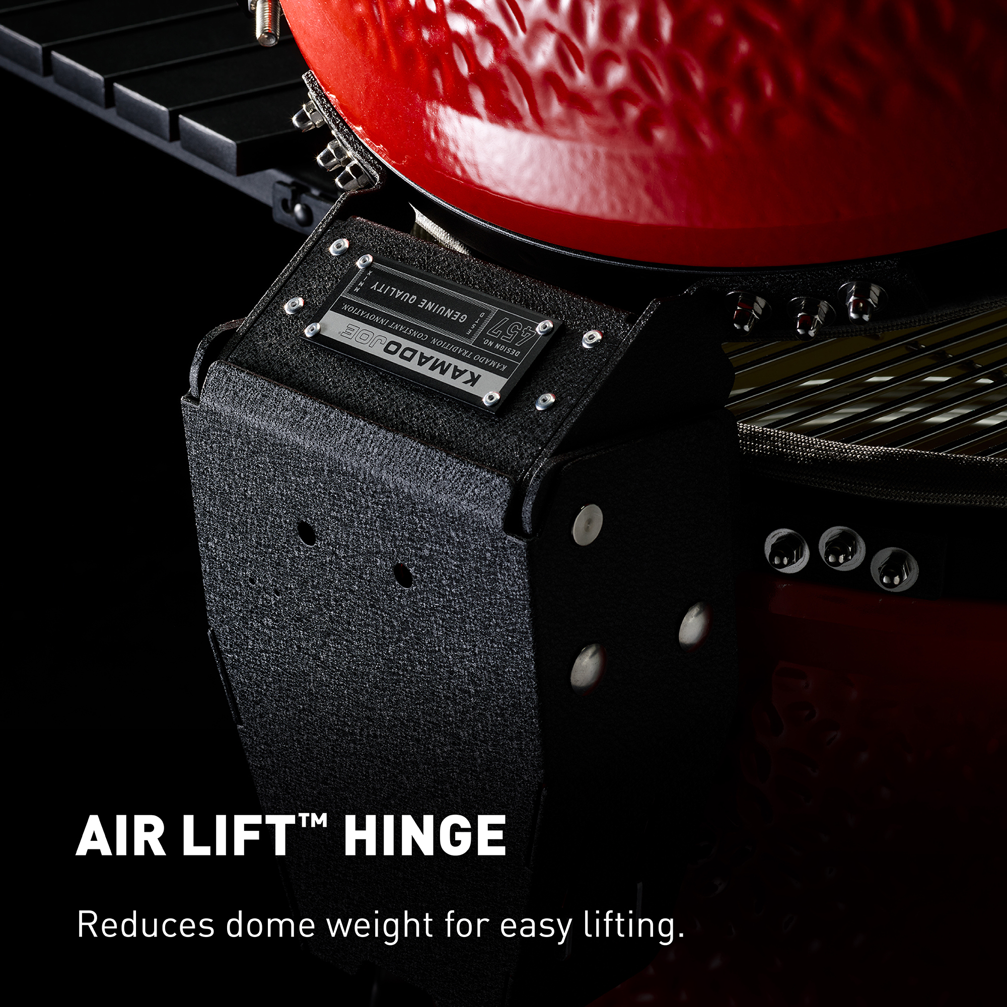 Detailaufnahme des Kamado Joe Air Lift Scharniers an einem roten Grill, das das Anheben des Deckels erleichtert