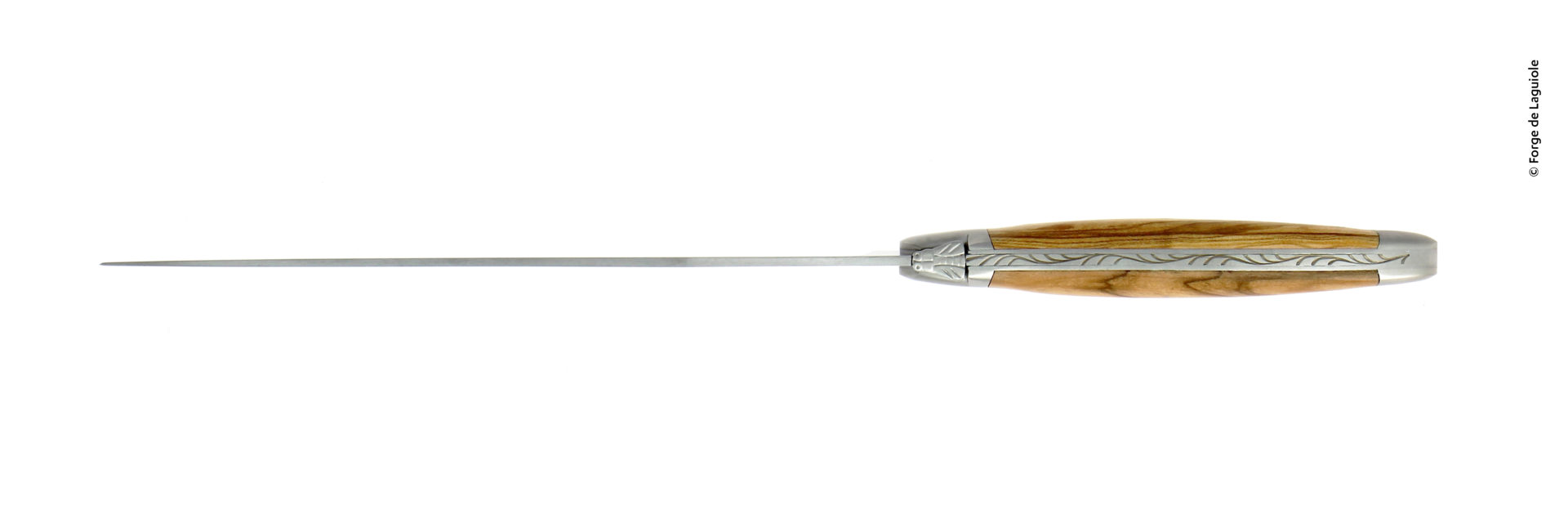 Eleganter Laguiole Brieföffner mit handgefertigtem Griff aus Olivenholz und kunstvoll gravierten Metallteilen, seitliche Ansicht