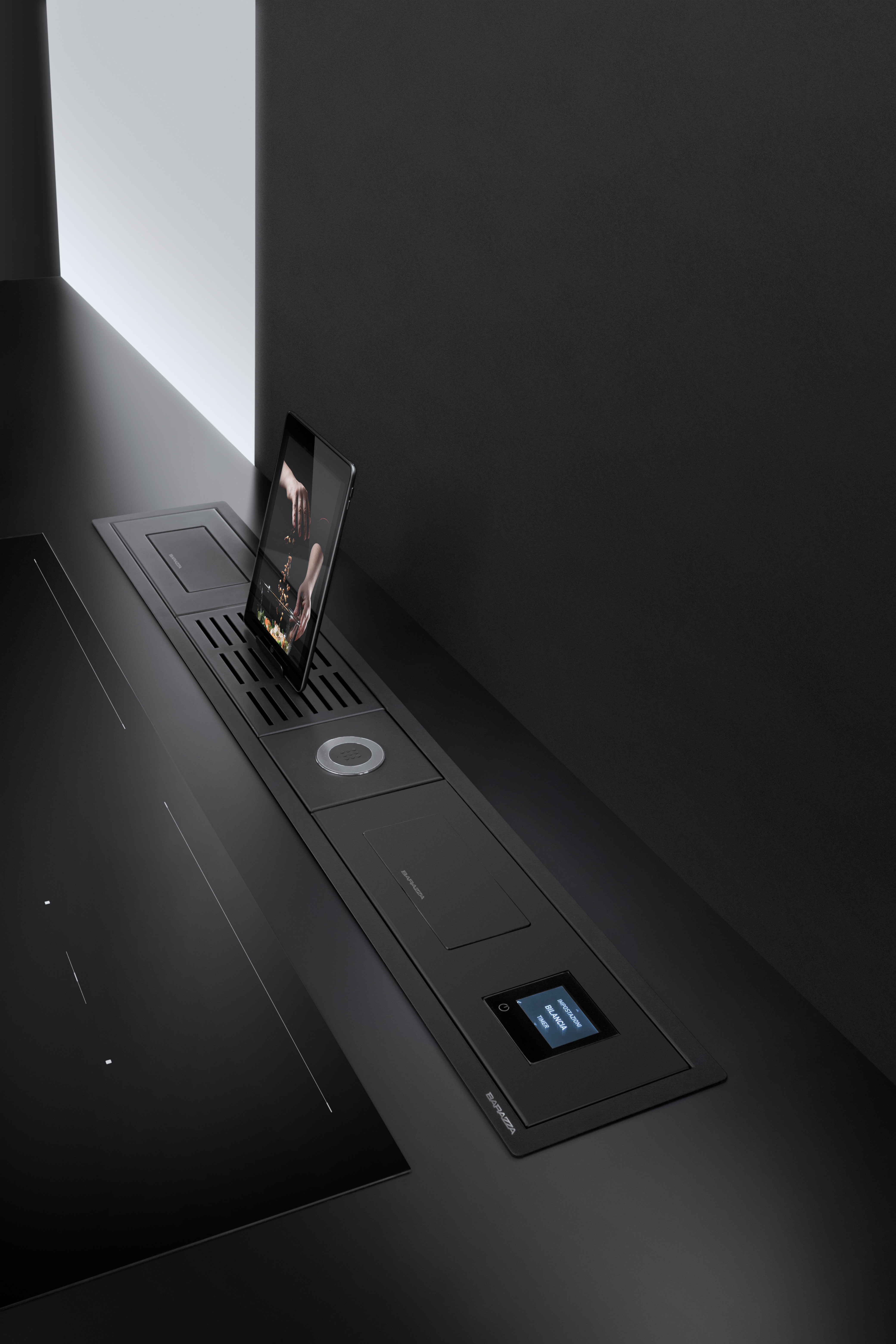 Schwarzes Kochfeld mit integriertem Dunstabzug, Touchdisplay und einer Halterung für ein Tablet, modernes Küchendesign
