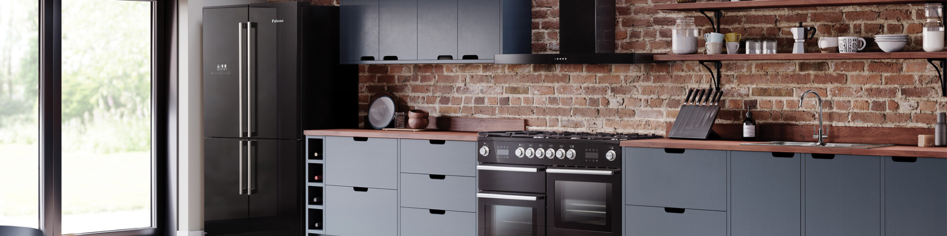 Offene, moderne Küche mit Backsteinwand, großem schwarzen Kühlschrank, Herd, blauen Unterschränken und Holzregalen mit Geschirr