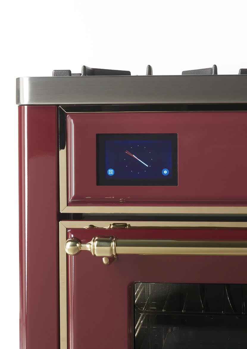 Burgunderroter Backofen mit digitalem Touchscreen-Display und goldenen Griffen, elegante und moderne Küchenausstattung
