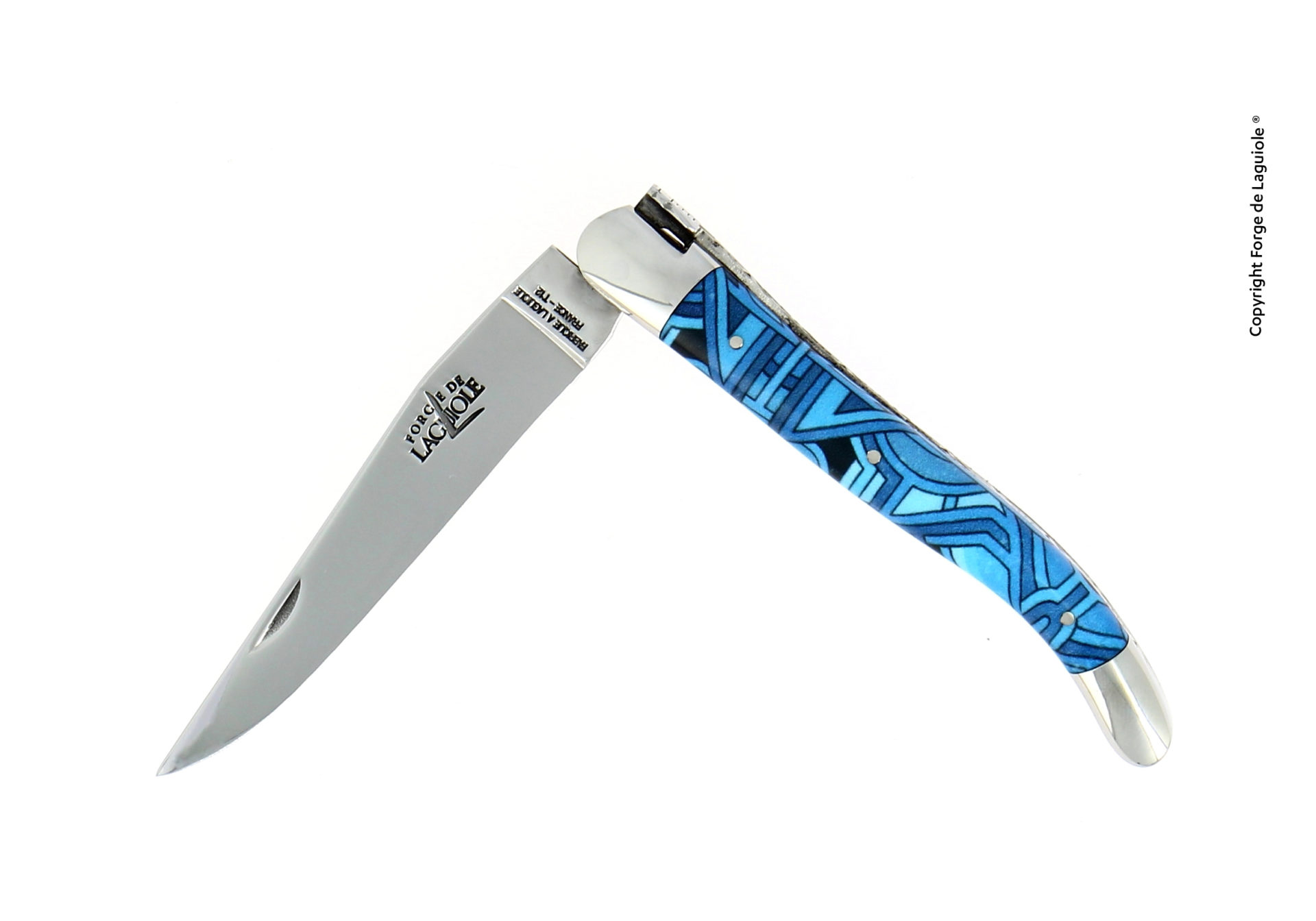 Aufgeklapptes Laguiole Taschenmesser mit klingenförmiger Edelstahlklinge und blau gemustertem Griff, Produktfoto auf weißem Hintergrund