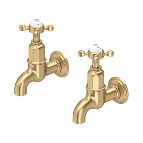 Zwei goldene Wandarmaturen aus Messing im Retro-Design mit Kreuzgriffen; wandmontierte Wasserhähne mit nach unten gerichtetem Auslauf, ideal für Bad oder Küche, langlebig und stilvoll