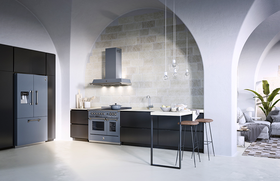Stilvolle, moderne Küche mit anthrazitfarbenem Kühlschrank, Backofen, Dunstabzugshaube, breiter Küchenarbeitsfläche, Hockern und elegantem Zugang zum Wohnzimmer