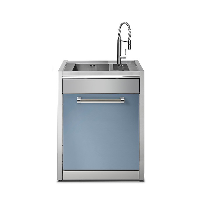Freistehende Edelstahl-Küchenspüle mit blauem Unterschrank, moderner Armatur und integriertem Spülbecken