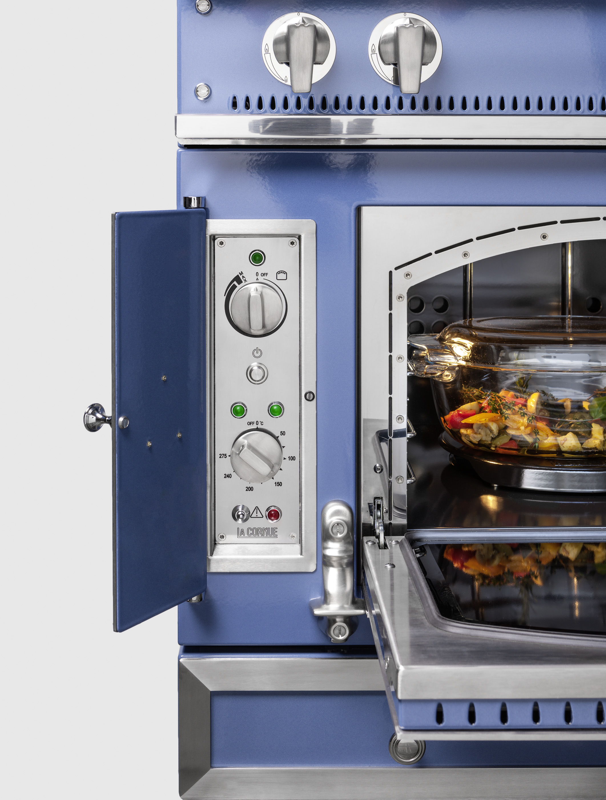 Blauer Backofen mit sichtbarem Temperaturregler und geöffneter Tür, im Inneren eine Glasbackform mit gebratenem Gemüse