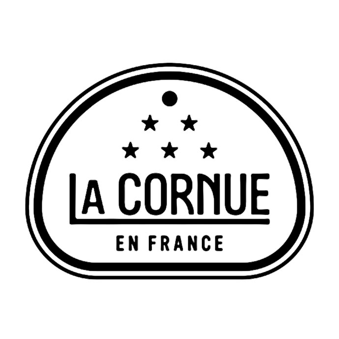 Schwarzes La Cornue Logo mit fünf Sternen und dem Text 'En France' auf weißem Hintergrund