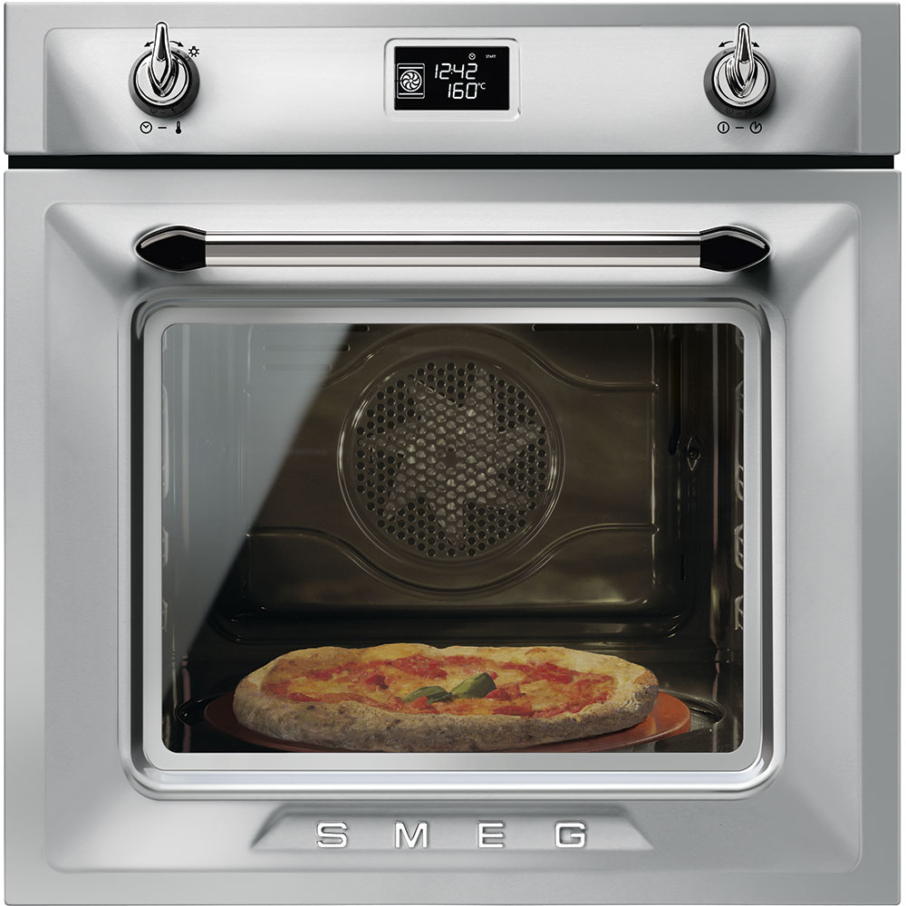 Silberner SMEG Backofen mit digitaler Anzeige, in dem eine Pizza auf einem Backblech gebacken wird
