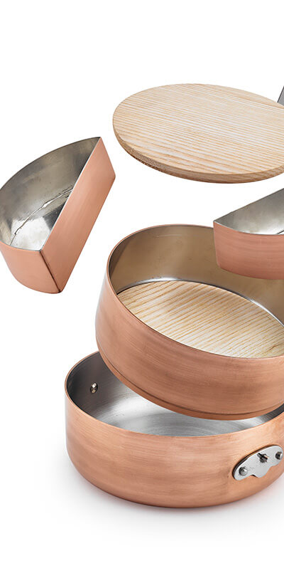 Kupferne Bento-Box mit mehreren Fächern und Holzdeckel, typisch für japanisches Design