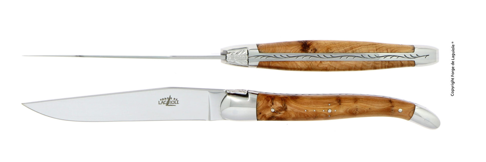 Abgebildet ist ein handgefertigtes Laguiole Messer mit Klinge aus Edelstahl, geschmiedet von Forge de Laguiole, Griff aus Olivenholz, mit detailreicher Verzierung am Rücken und Backen