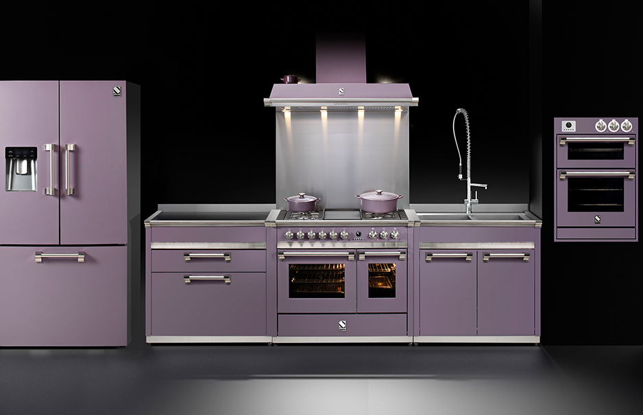 Küchenzeile in elegantem Lila mit integriertem Kühlschrank, Herd, Backofen, Spüle und Dunstabzugshaube vor schwarzem Hintergrund