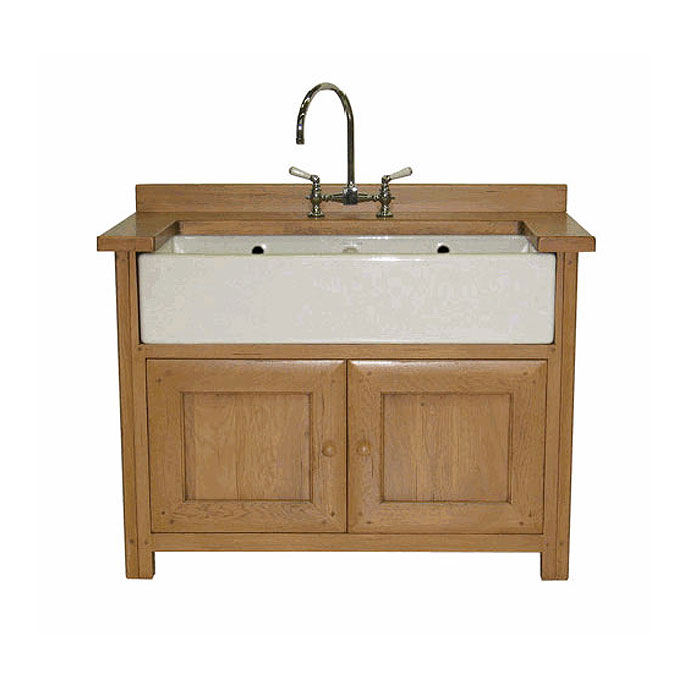 Küchenspüle im Landhausstil mit Unterschrank aus Holz, großzügigem Keramikbecken und verchromter Armatur