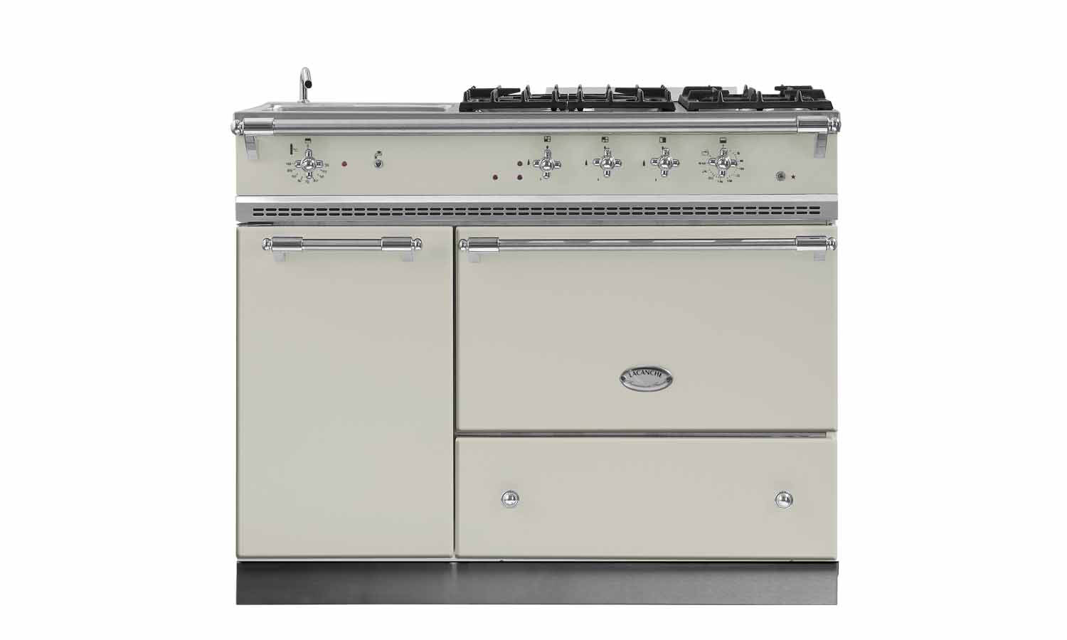 Freistehender Herd Lacanche in Creme mit mehreren Gasbrennern, großem Backofen und klassisch-edlem Look