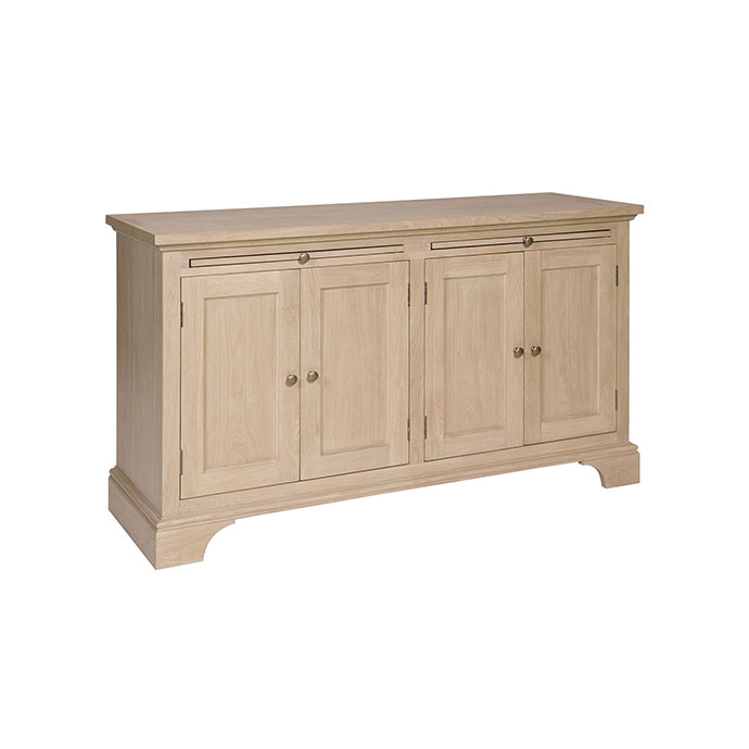 Helles Sideboard aus Eiche mit vier Türen und schlichtem, zeitlosem Design, ideal für Stauraum im Wohnbereich