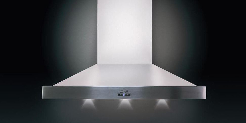 Frontansicht einer modernen Dunstabzugshaube aus Edelstahl mit integrierter LED-Beleuchtung, geeignet für zeitgemäße Küchen