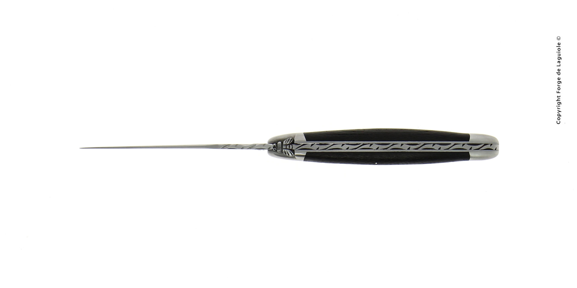 Obenansicht eines Laguiole Taschenmessers, sichtbar ist die verzierte Rückenlinie und der dunkle Griff