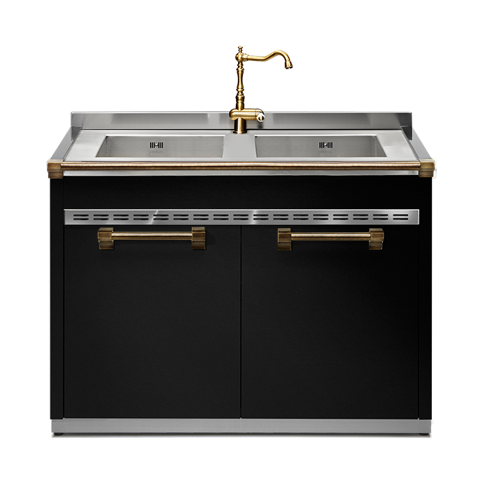 Schwarze Küchenspüle mit zwei Edelstahlbecken, goldener Armatur und goldfarbenen Griffen auf weißen Hintergrund