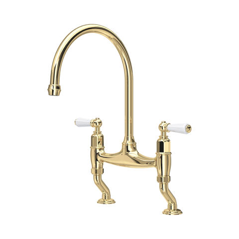 Goldene Küchenarmatur aus poliertem Messing, Zweigriff-Bridge-Design mit hohem Schwanenhals-Auslauf und weißen Keramikhebeln; ideal für Spülbecken im klassischen Landhausstil