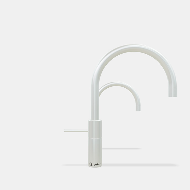 Abbildung eines weißen Quooker Wasserhahns mit modernem, rundem Auslauf, geeignet für Küchen und sofortiges kochendes Wasser