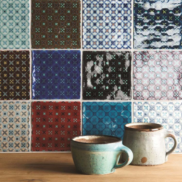 Glasierte Patchwork-Keramikfliesen als Küchenrückwand