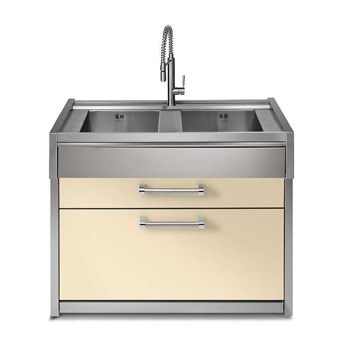 Edelstahl-Küchenspüle mit zwei Becken, cremefarbenen Fronten und moderner Armatur