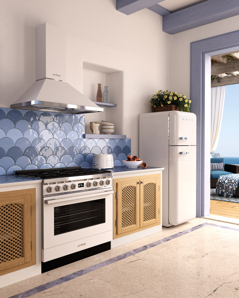 Stilvolle Küche im Landhausstil mit blauer Fischschuppen-Fliesenrückwand, weißem Gasherd, Dunstabzugshaube und cremefarbenem Retro-Kühlschrank neben Holzmöbeln