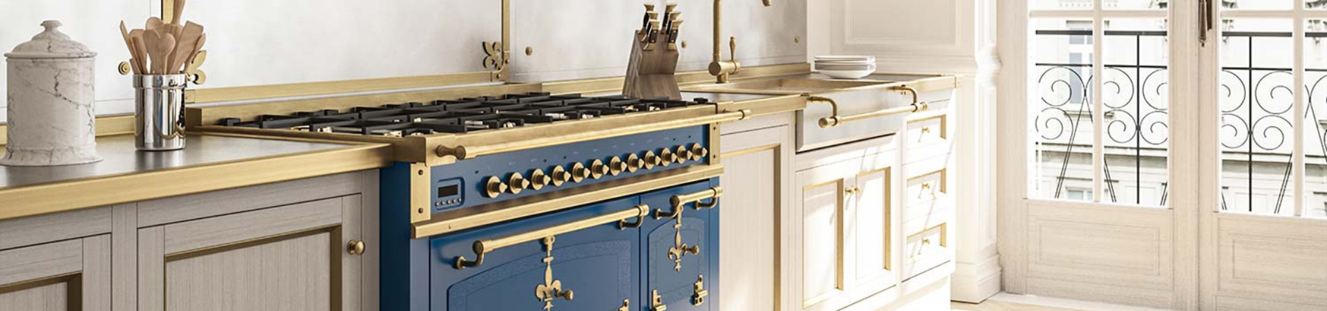 Elegante Landhausküche mit einem blauen Herd mit goldenen Akzenten, weißen Schränken und stilvoller Einrichtung