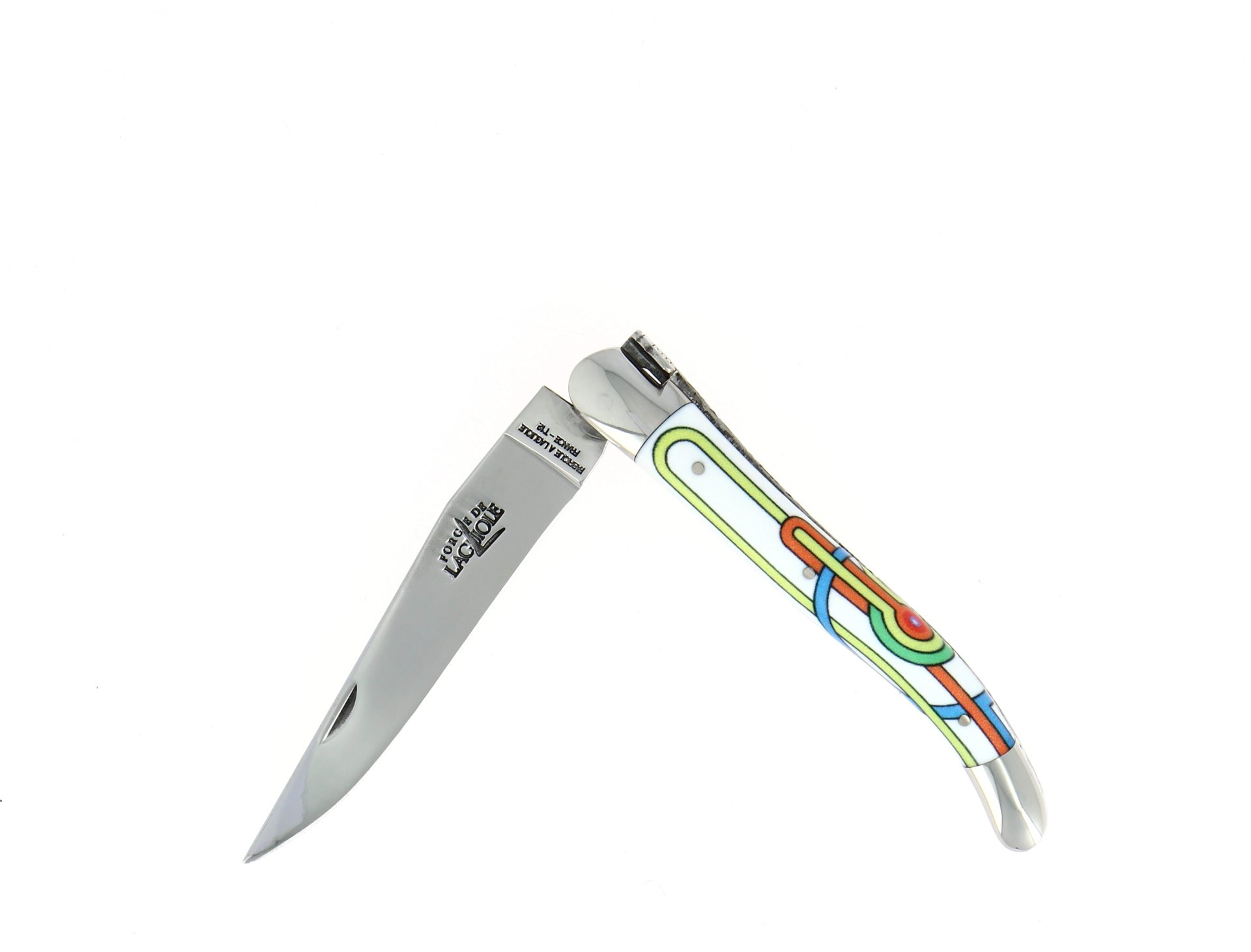 Aufgeklapptes Laguiole Taschenmesser mit farbenfroh verziertem Griff und glänzender Klinge auf weißem Hintergrund