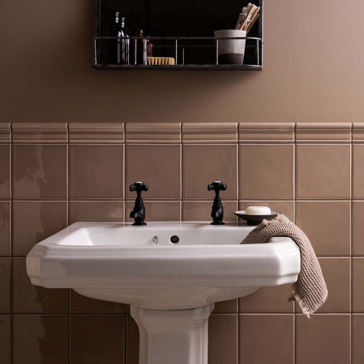 Weißes Keramik-Waschbecken, Seifenschale und Handtuch