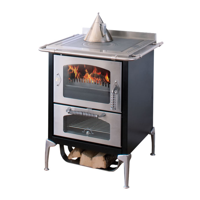 Holzofen mit Edelstahl-Komponenten, brennendem Feuer, Backfach und Wasserkessel auf der Herdplatte, geeignet zum Heizen und Kochen