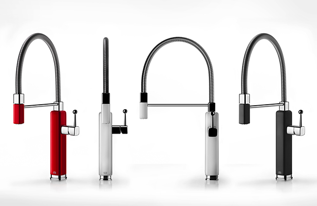 Vier moderne Küchenarmaturen aus Metall in den Farben Rot, Silber und Schwarz mit flexiblem Auslauf und seitlichem Bedienhebel, nebeneinander stehend