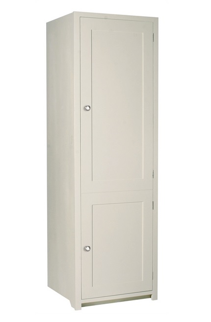 Weißer Hochschrank mit zwei Türen und schlichten Metallgriffen, ideal für Küche, Bad oder Flur