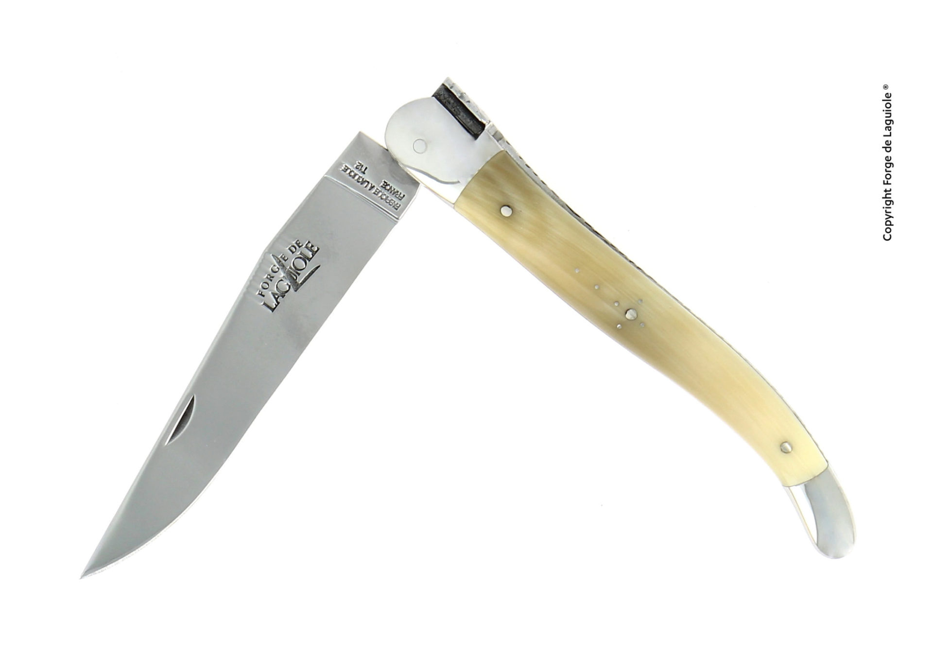 Edles Laguiole Klappmesser mit silberfarbener Klinge und hellem Horngriff, geöffnet, Forge de Laguiole
