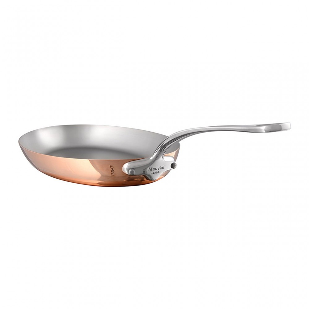 Abgebildet ist eine hochwertige Kupferpfanne der Marke Mauviel mit robustem Edelstahlgriff – ideal zum Braten und Kochen