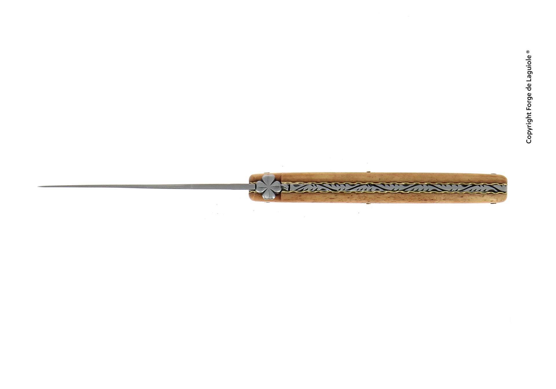 Seitenansicht eines Laguiole Messers mit kunstvoll graviertem Rücken und Griff aus Holz