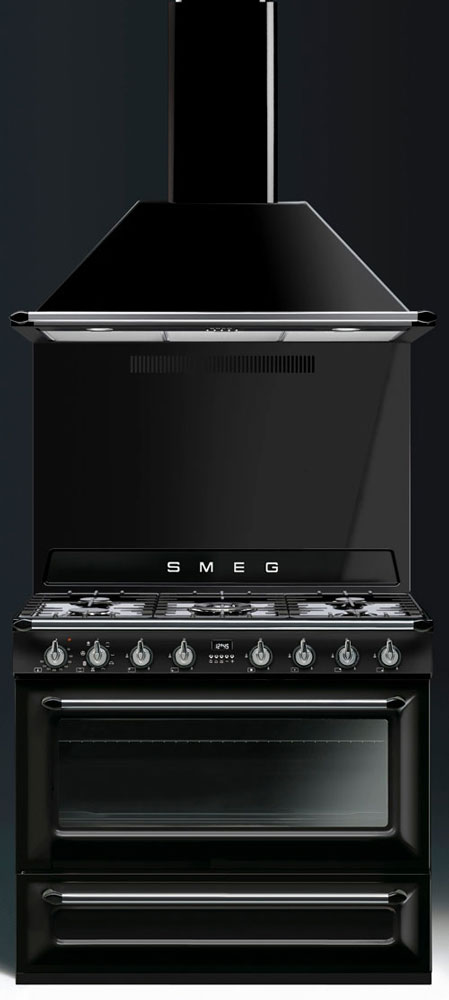 Schwarzer SMEG Standherd mit sechs Gasbrennern, großem Backofen und passender schwarzer Dunstabzugshaube