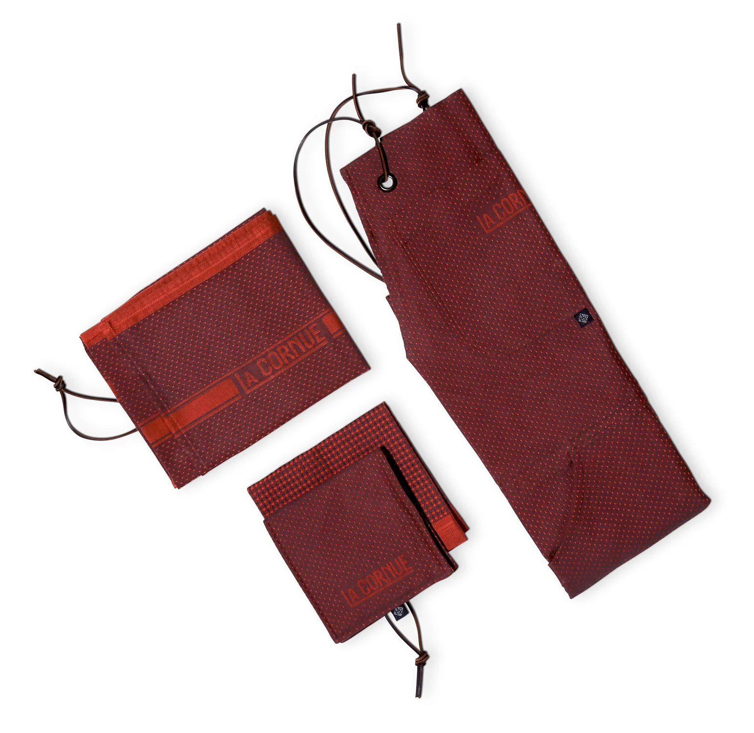 3-teiliges La Cornue Küchentuch-Set aus bordeauxrotem Stoff mit feinem Muster und Kordel, ideal als Küchenaccessoire