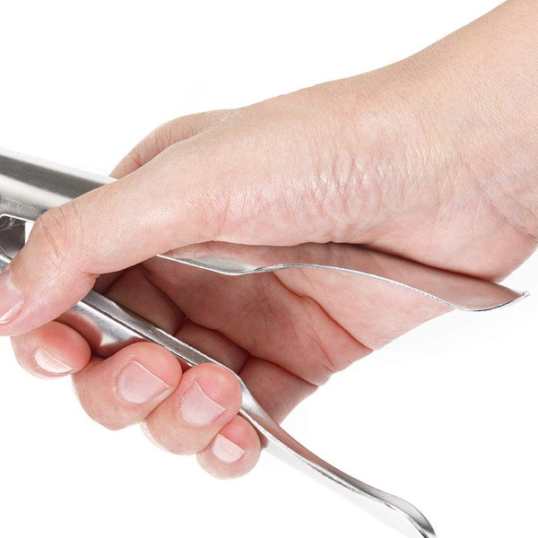 Hand hält eine Zitruspresse aus Edelstahl, ideal zum Auspressen von Zitronen oder Limetten