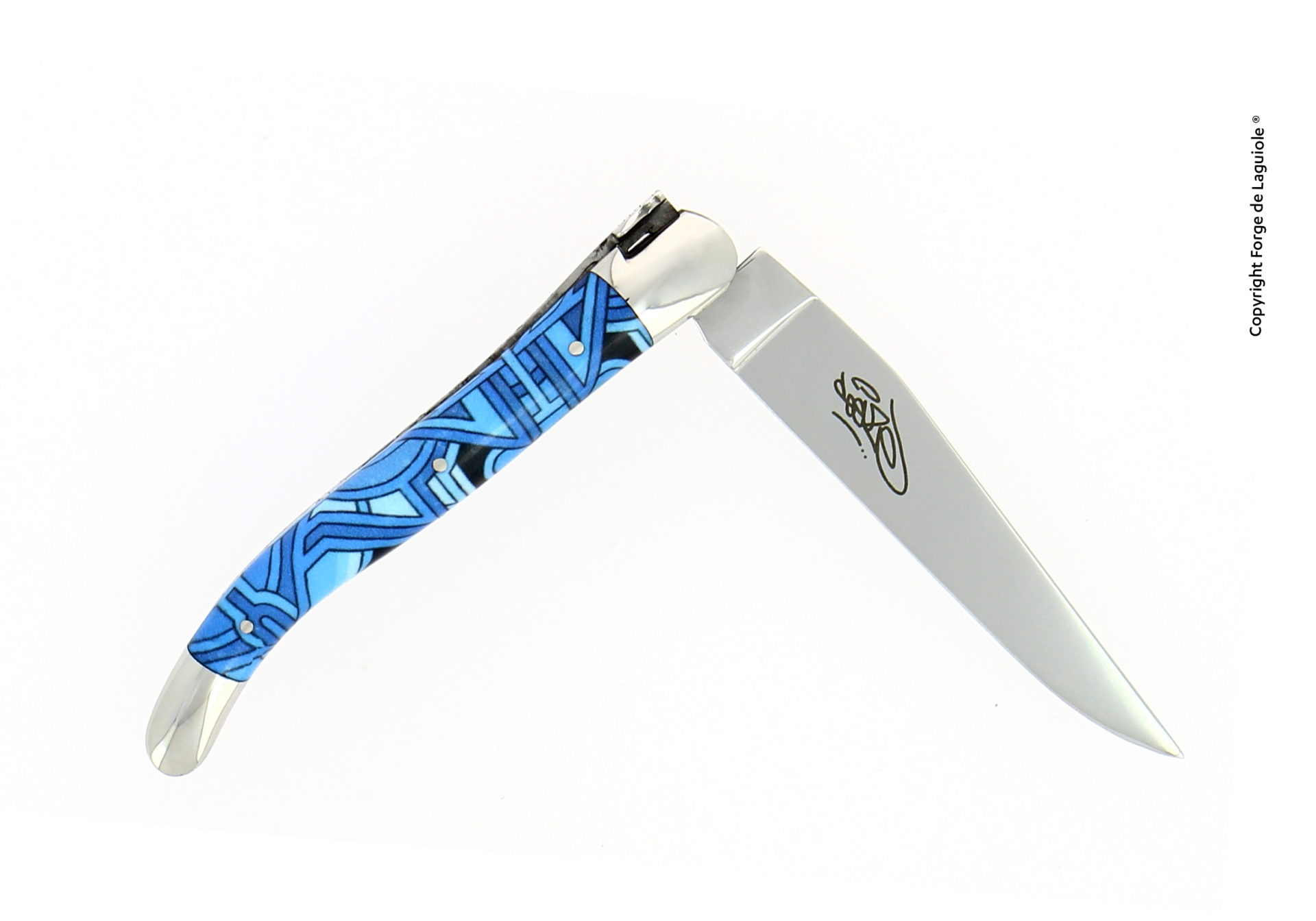 Modernes Laguiole Taschenmesser mit blau gemustertem Griff und polierter Edelstahlklinge, aufgeklappt