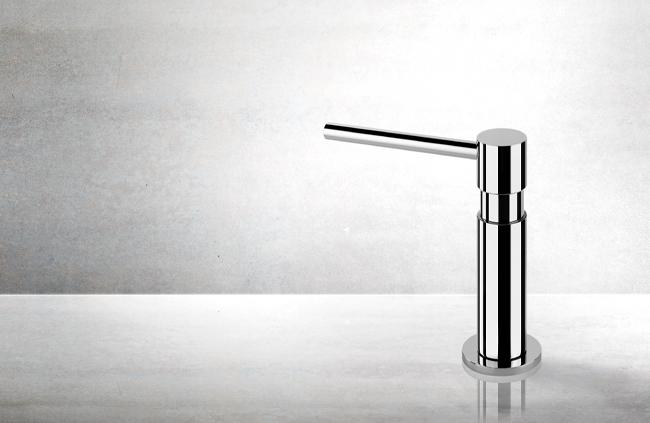 Eleganter Seifenspender aus glänzendem Edelstahl auf heller Oberfläche, ideal für Badezimmer oder Küche